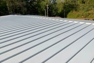 Instalación de techo de metal con costura vertical-1