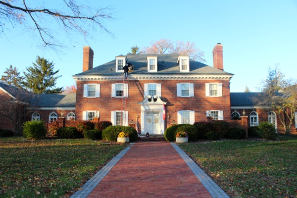 Signs That It's Time to Replace a Shingle Roof